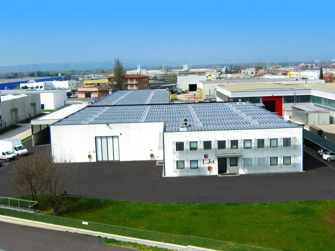 Stabilimento produttivo U.Jet a Bastia Umbra, con impianto fotovoltaico